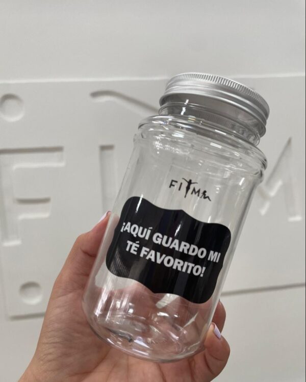 $ 10.000 está hecho en PET de alto calibre tamaño 480ML, es un producto fabricado en Colombia y es libre de bisphenol A (BPA). Ideal para que los clientes guarden su té junto con la cuchara y así logren almacenarlo de una mejor manera y por ende prolonguen su duración. Precio de venta al público $10.000 ó por compra de 2 o más tés. Llévalo gratis