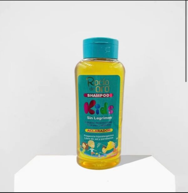 Shampoo KIDS Rocío de Oro Sin Lagrimas x 500 ml $ 27.000 EI SHAMPOO KIDS contiene extractos de plantas que cuidan el cabello y el cuero cabelludo. Ideal para bebés, niños y para personas con cabello frágil o cuero cabelludo sensible. Limpia suavemente sin irritar. Hace la rutina del baño más agradable para los niños. EXTRACTO DE MANZANILLA LECHE DE AVENA EXTRACTO DE ROMERO EXTRACTO DE ALGODÓN EXTRACTO DE ALOE VERA EXTRACTO DE FRESA, MORA Y CIRUELA LIMPIEZA CON EFECTO CALMANTE FRAGANCIA HIPOALERGÉNICA