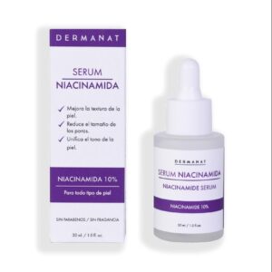 SERUM NIACINAMIDA $ 38.000 Mejora la apariencia, textura y luminosidad de tu piel y tus poros con este nuevo Serum altamente concentrado en Niacinamida (Vitamina B3), enriquecido con Ácido Hialurónico y otros ingredientes activos naturales. Ideal para todo tipo de piel, incluso pieles muy sensibles. Mejora la textura y aporta firmeza a la piel. Minimiza el tamaño de los poros. Brinda hidratación y luminosidad. Previene la pigmentación de la piel, atenúa manchas Unifica e ilumina el tono de la piel. Combate los efectos visuales del envejecimiento. Previene la aparición de líneas de expresión. Mejora la apariencia de imperfecciones. Ayuda a controlar la producción de sebo en la piel. Estimula la producción de colágeno y elastina. Ayuda a proteger la piel contra la deshidratación. Protege y mejora la barrera epidérmica. Fórmula liviana, a base de agua. No contiene aceites en su formulación. Ideal para todo tipo de piel, incluso pieles muy delicadas.