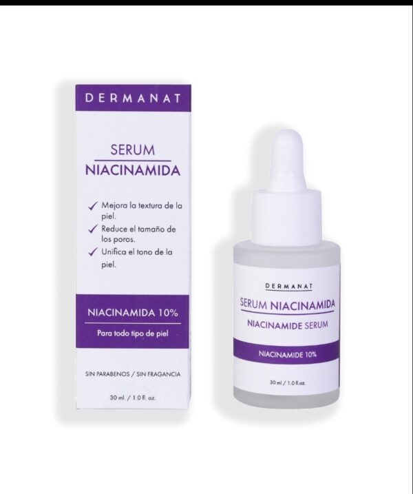 SERUM NIACINAMIDA $ 38.000 Mejora la apariencia, textura y luminosidad de tu piel y tus poros con este nuevo Serum altamente concentrado en Niacinamida (Vitamina B3), enriquecido con Ácido Hialurónico y otros ingredientes activos naturales. Ideal para todo tipo de piel, incluso pieles muy sensibles. Mejora la textura y aporta firmeza a la piel. Minimiza el tamaño de los poros. Brinda hidratación y luminosidad. Previene la pigmentación de la piel, atenúa manchas Unifica e ilumina el tono de la piel. Combate los efectos visuales del envejecimiento. Previene la aparición de líneas de expresión. Mejora la apariencia de imperfecciones. Ayuda a controlar la producción de sebo en la piel. Estimula la producción de colágeno y elastina. Ayuda a proteger la piel contra la deshidratación. Protege y mejora la barrera epidérmica. Fórmula liviana, a base de agua. No contiene aceites en su formulación. Ideal para todo tipo de piel, incluso pieles muy delicadas.