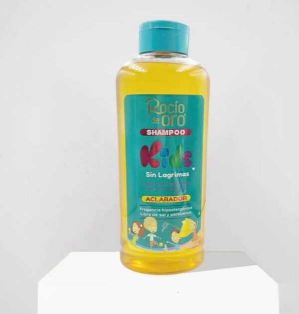 Shampoo KIDS Rocío de Oro Sin Lagrimas x 1000 ml $ 39.000 El SHAMPOO KIDS contiene extractos de plantas que cuidan el cabello y el cuero cabelludo. Ideal para bebés, niños y para personas con cabello frágil o cuero cabelludo sensible. Limpia suavemente sin irritar. Hace la rutina del baño más agradable para los niños. EXTRACTO DE MANZANILLA LECHE DE AVENA EXTRACTO DE ROMERO EXTRACTO DE ALGODÓN EXTRACTO DE ALOE VERA EXTRACTO DE FRESA, MORA Y CIRUELA LIMPIEZA CON EFECTO CALMANTE FRAGANCIA HIPOALERGÉNICA